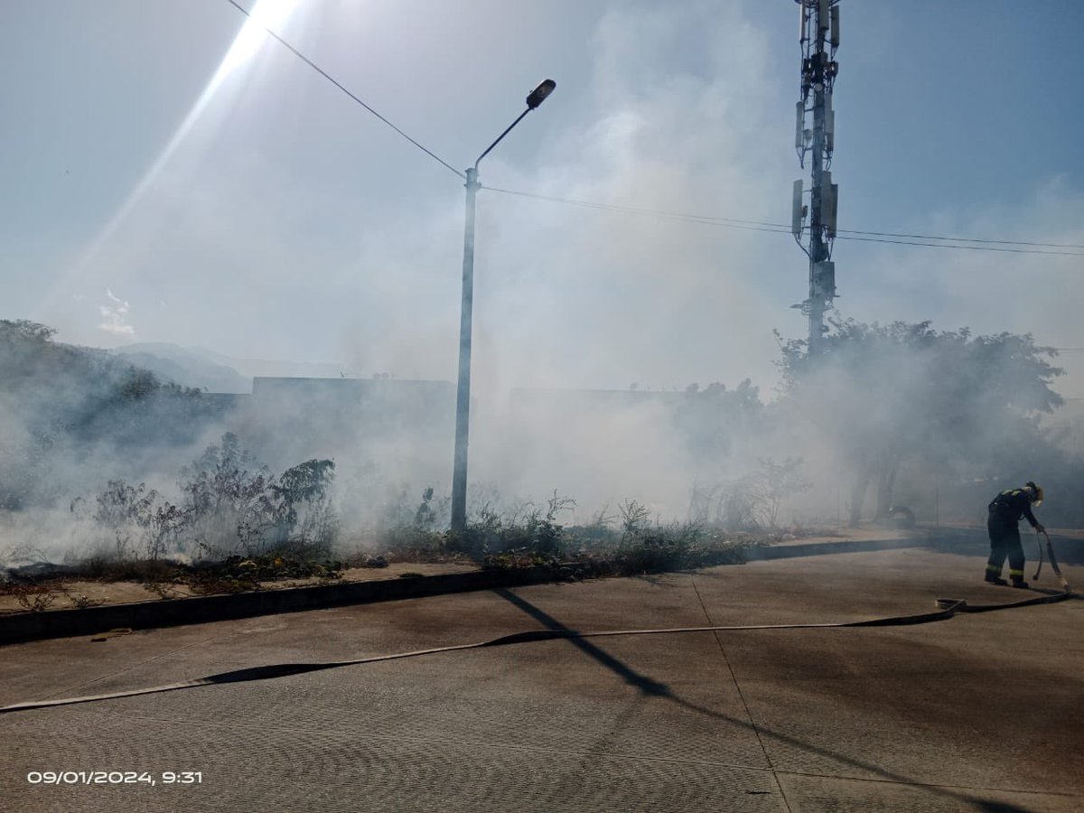 BomberosVolSM's tweet photo. Unidades del Cuerpo de Bomberos Voluntarios de Santa smart, atendieron emergencia por basura incendiada a la altura del puente de Villa Toledo- vía Minca. 

¡24 horas al servicio de la comunidad! https://t.co/iF4TS5cRoQ