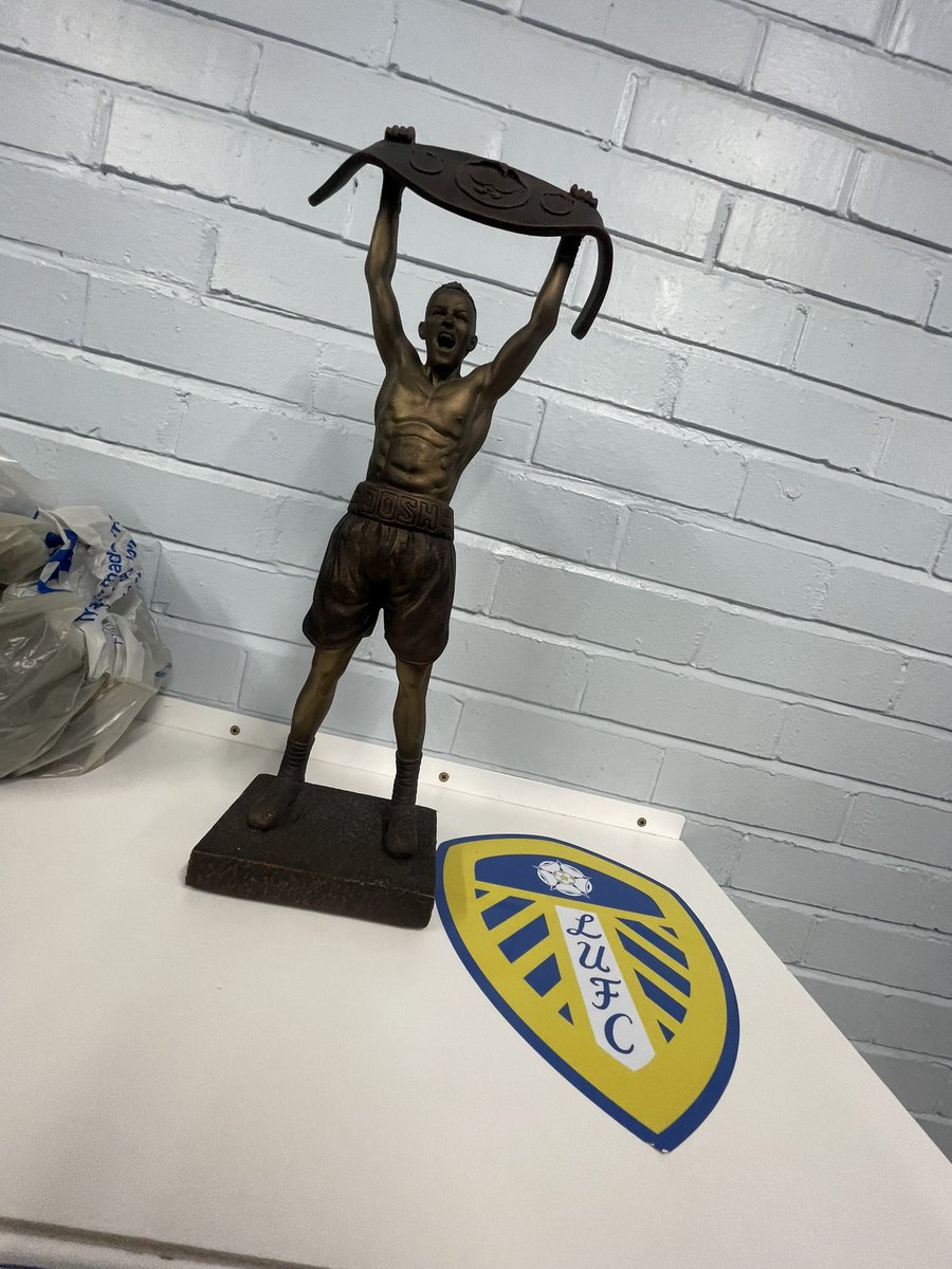LUFC_SCULPT's tweet photo. I appreciate not everyone is in a position to be spending right now but it costs nothing to retweet &amp; it will really help my small business &amp; allow me to keep on sculpting #LeedsUnited 
🟡🔵

Here’s a few of my #LUFC sculptures I have created over the last few years!⚽️ https://t.co/o2zVPzYaUU