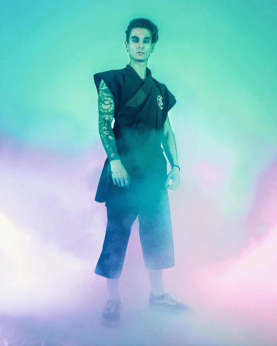 Adri 🎸

Con su corta edad, lleva mas de una decada con la guitarra colgada a la espalda, subido en escenarios en nuestra querida escena metalcore.

Dadle la bienvenida 🎉

#metalcore #guitar #deathcore