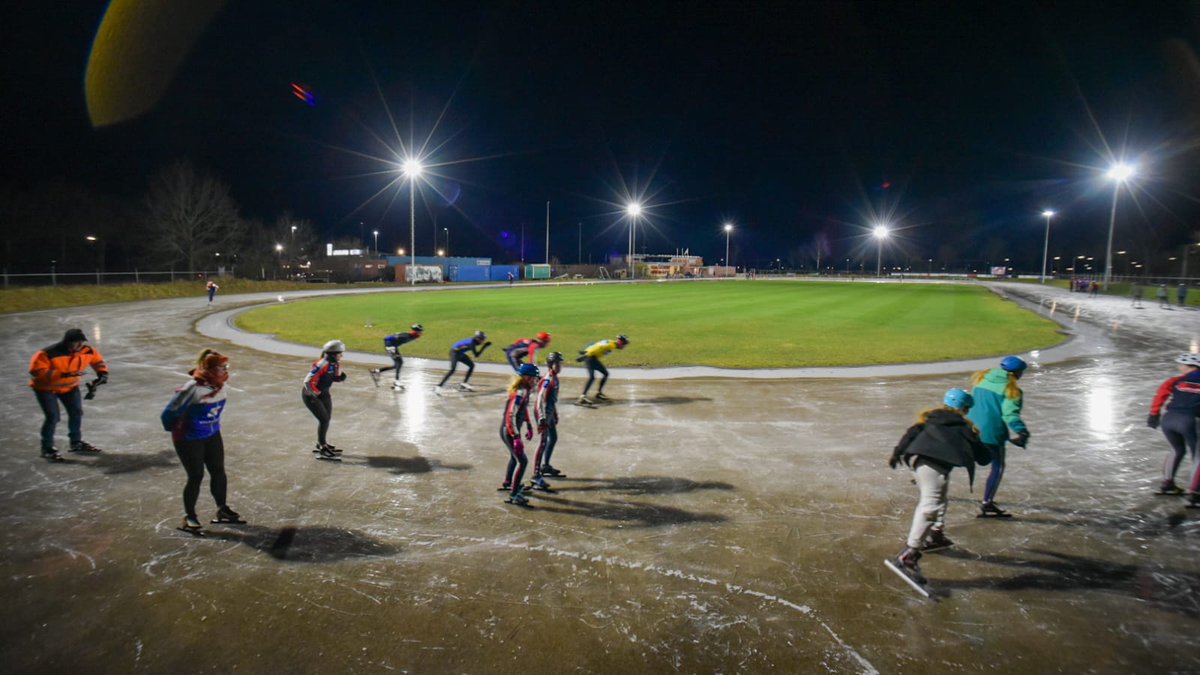Vanavond kon de ijsbaan al even open voor onze eigen leden. Morgen hopen we dat de ijsvloer sterk genoeg is om voor het grote publiek open te gaan.
Houd onze website in de gaten, daar wordt morgenochtend gemeld of we open kunnen!
Foto's van Lolke Bergsma.