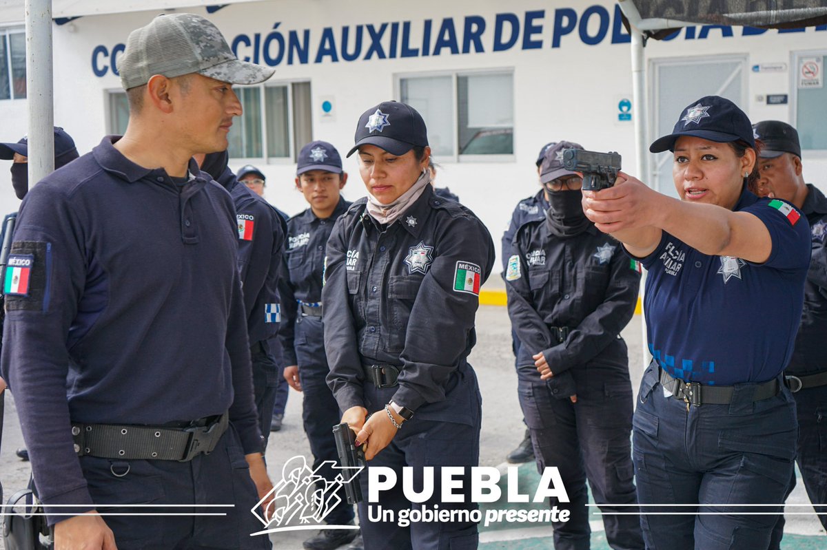 CAuxiliarGobPue's tweet photo. #Entérate | En cumplimiento a la instrucción de nuestra directora general, Erika Guzmán Granados, se impartió capacitación a 27 Guardias Policiales en materia de orden cerrado y uso legítimo de la fuerza en el empleo de armas de fuego.

#ServirYProteger https://t.co/LXofilnOvW
