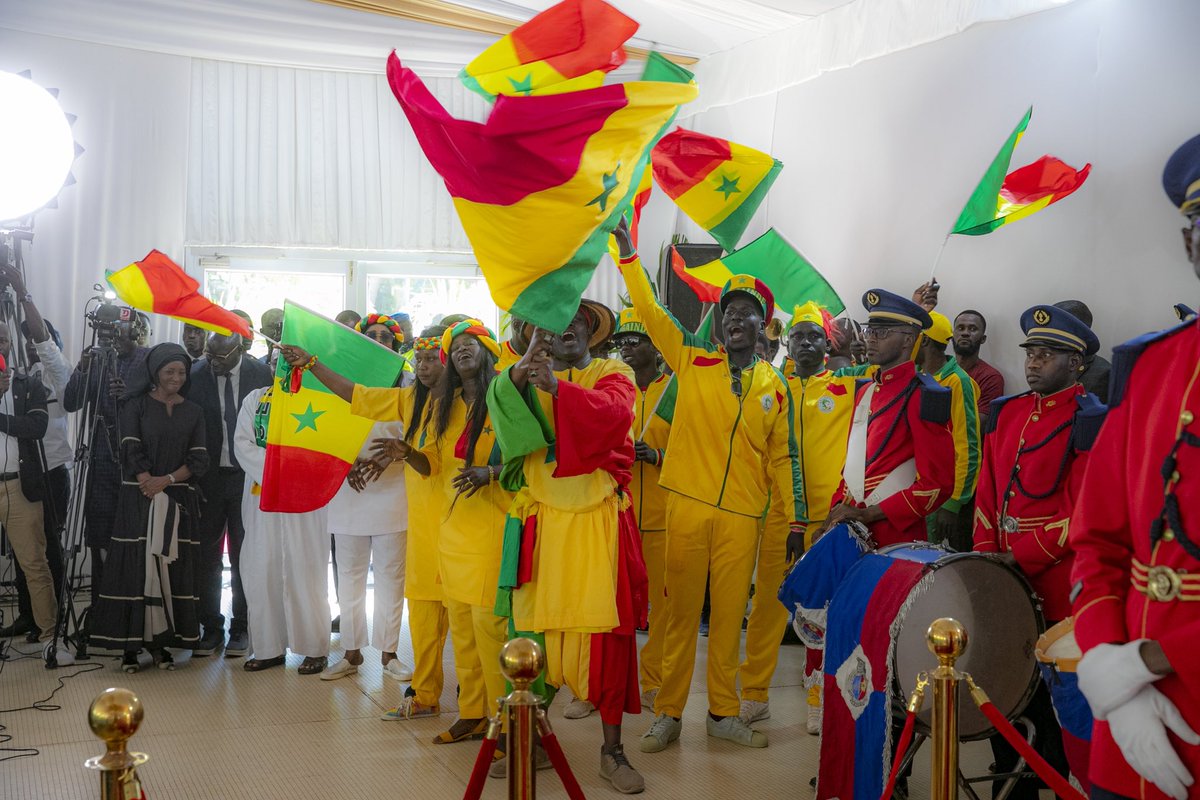 Présidence Sénégal on X: Lors de la remise du drapeau national aux Lions  en prélude à la CAN en Côte d'Ivoire, S.E @Macky_Sall a encouragé les  joueurs à se battre jusqu'au bout