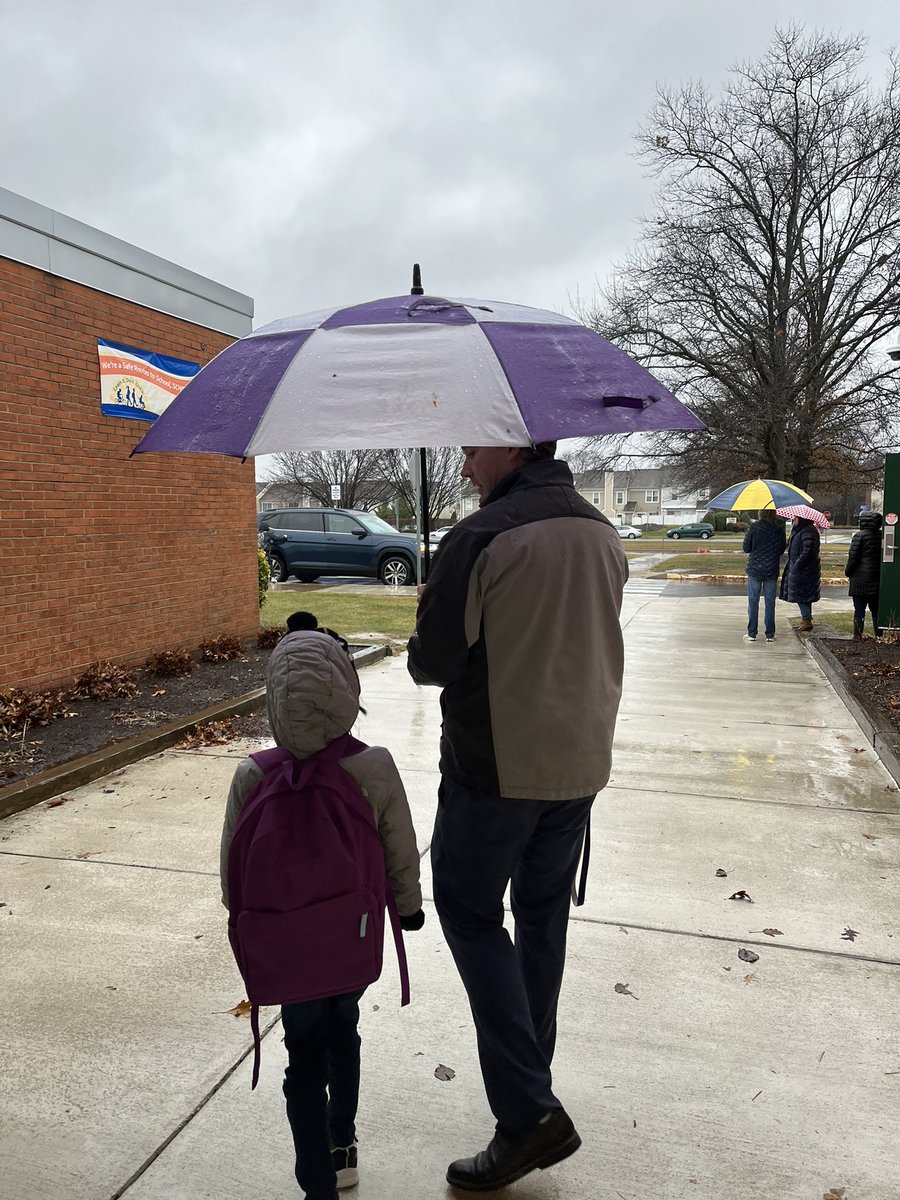 BelindaMCermola's tweet image. #Caring #Committed #Centered that is what our Admins bring to @SullyES_LCPS day in and day out, especially a day like today 🌧️☔️! Taking care of our kiddos one at a time so they go home safely! Thank you @Principal_Tuck 

Photo credit: @MsKatBetancourt