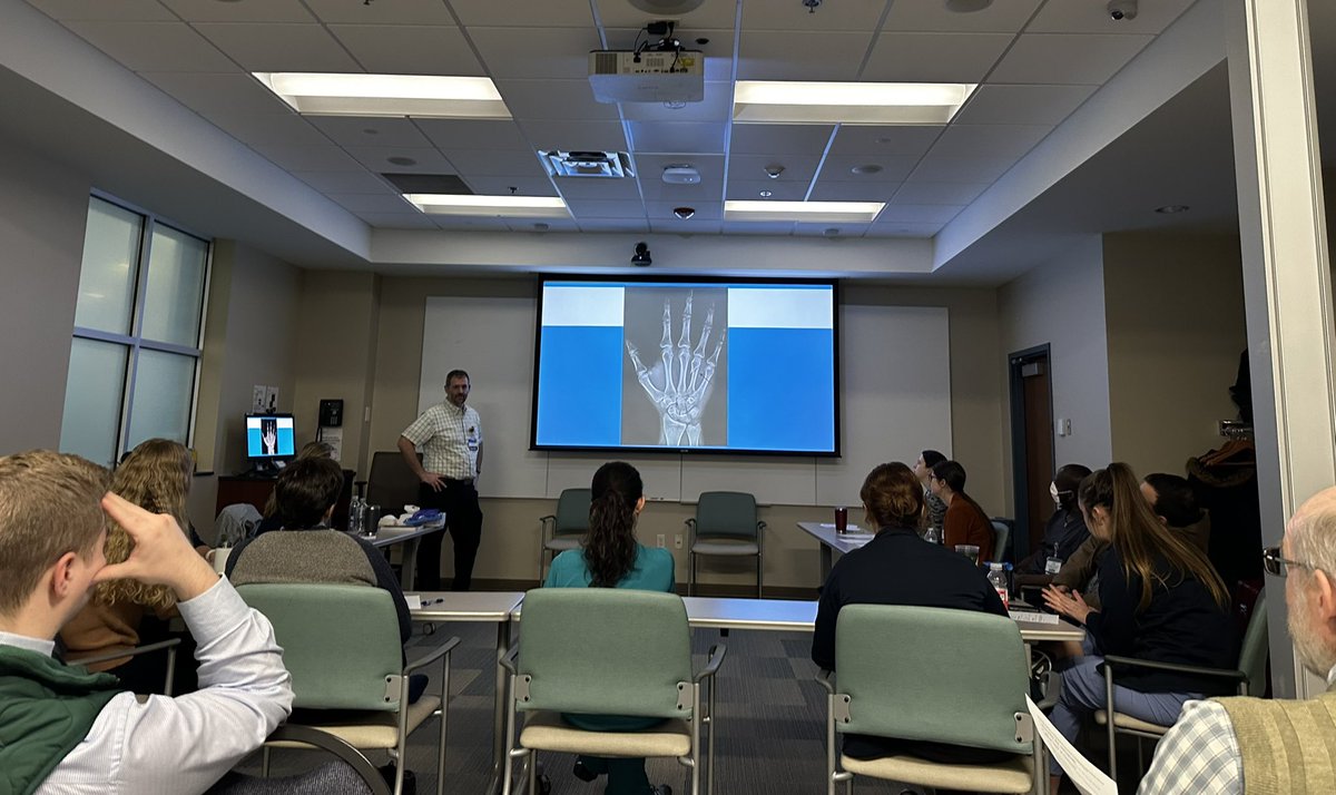 FamMedMankato's tweet image. We love procedure workshop days! @bob_jeske teaching fracture management. 🦴 #splinting #casting #primarycareorthopedics #FMRevolution
