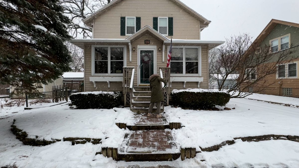 SpectrumNews1WI's tweet image. #SnowScholars are helping Madison residents out today by shoveling around their homes.

The college students say they&apos;re happy to finally have some work to do amid the storm.