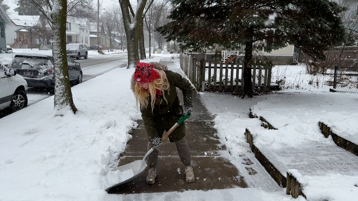 SpectrumNews1WI's tweet image. #SnowScholars are helping Madison residents out today by shoveling around their homes.

The college students say they&apos;re happy to finally have some work to do amid the storm.