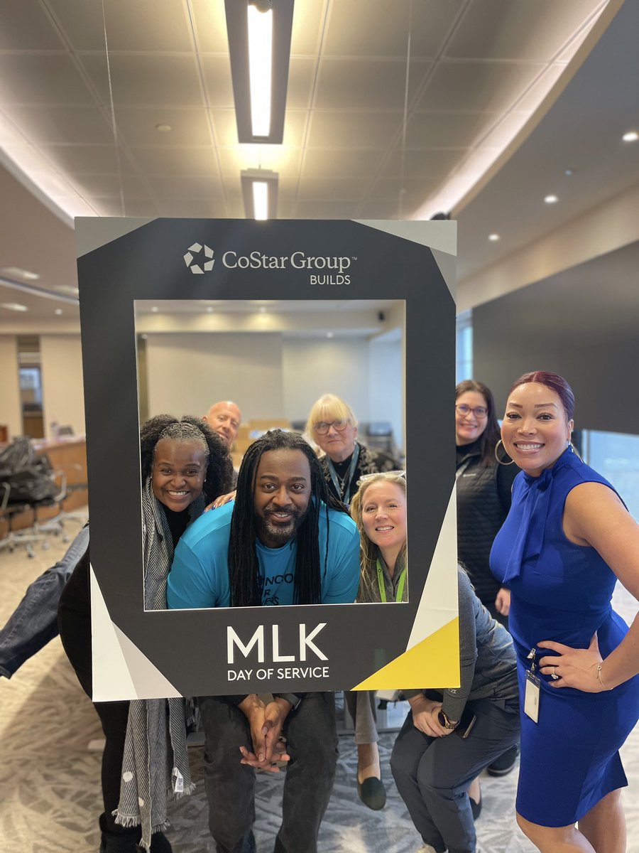 crazeerayzee's tweet photo. Today we participated in our company’s day of service to commemorate the legacy for Dr. Martin LutherKing, Jr!! Thanks to the staff at The King Center ! “I have decided to stick with love. Hate is too great a burden to bear.”~MLK #DayofService #MLKDayofService2024 #CoStarBuilds https://t.co/mRuO7zi3sb