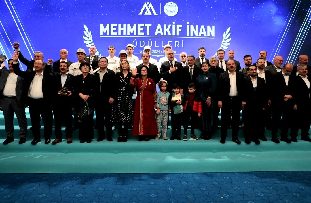 DrAhmetGok's tweet photo. Mehmet Akif İnan Ödülleri kapsamında bu yılki "Uluslararası Değer Ödülü"ne 42 yıldır The Guardian Gazetesi'nde karikatürist olarak çalışan ve son olarak İsrail'in katil lideri Netanyahu'nun ve ekibinin, Gazze'deki katliam ve soykırıma varan, insanlığa karşı suçlarını hicveden bir karikatürden dolayı işinden atılmış olan Steven William Maclean Bell beyefendi layık görüldü.

42 yıllık işini kaybetme pahasına Hakkın yanında duran sayın Steven Bell beyefendiye onurlu duruşundan dolayı teşekkür ediyorum.

Yaşasın dünyadaki onurlu insanlar...
Yaşasın Filistin Dayanışmamız...
Yaşasın Bağımsız Filistin...