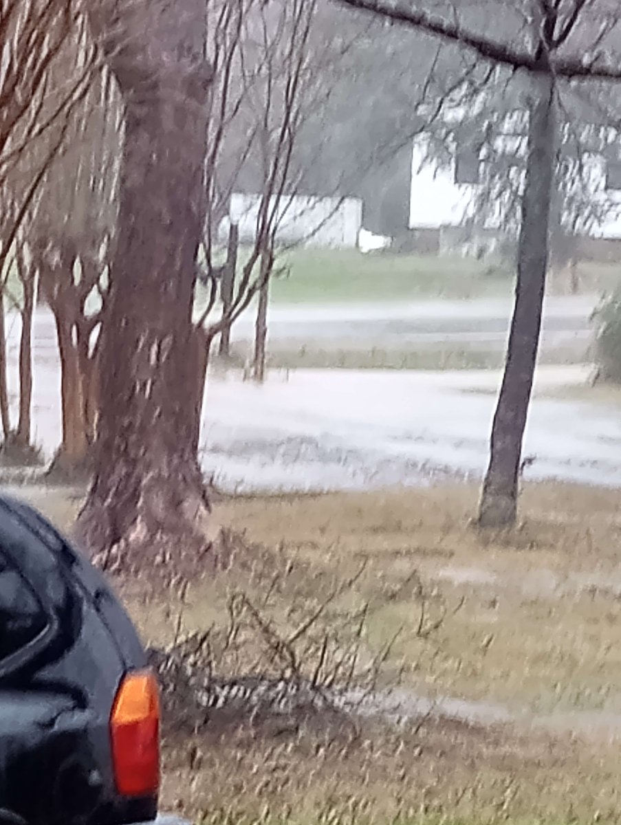 GIdraven2008's tweet photo. HOLY FLIPPING CRAP My yard is flooded LOL this is the worst I have ever seen since i moved here! But power still on so we are lucky the most... Praying for all that people who is involved! #988press1 #988 #22to0 #buddycheckers #helpyourneighbors https://t.co/PPuGkSol7c