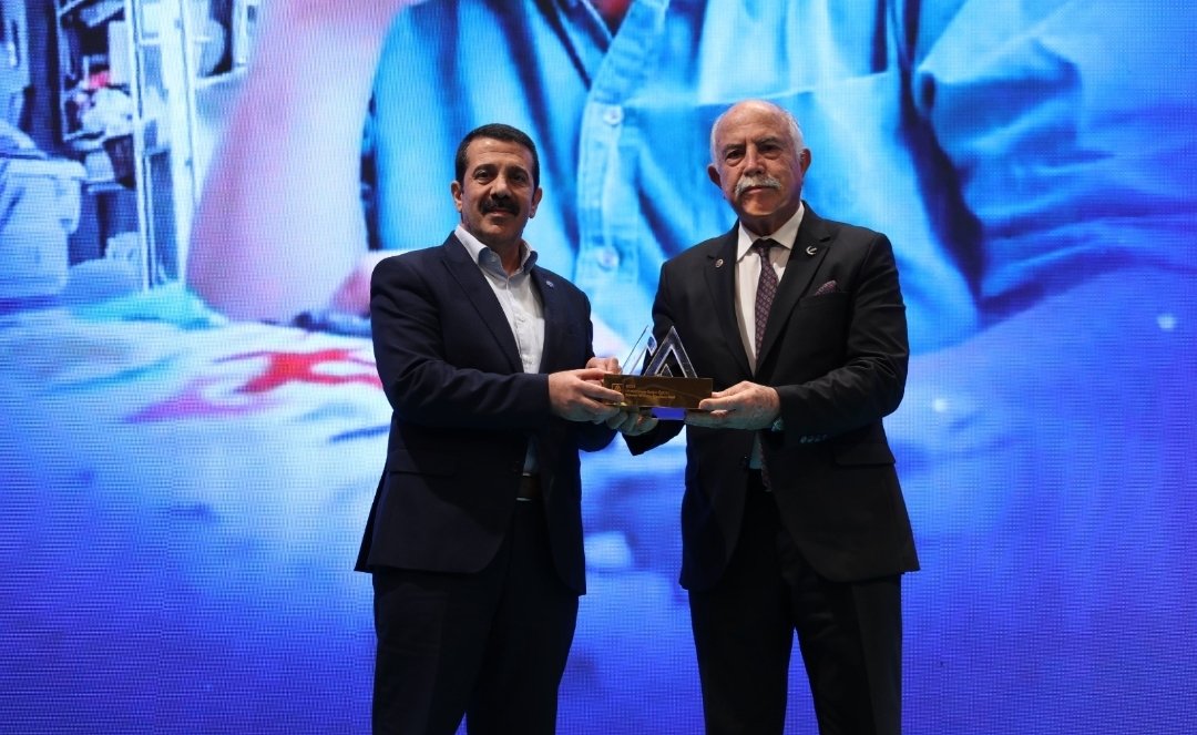 DrAhmetGok's tweet photo. Mehmet Akif İnan Ödülleri kapsamında bu yılki "Uluslararası Değer Ödülü"ne 42 yıldır The Guardian Gazetesi'nde karikatürist olarak çalışan ve son olarak İsrail'in katil lideri Netanyahu'nun ve ekibinin, Gazze'deki katliam ve soykırıma varan, insanlığa karşı suçlarını hicveden bir karikatürden dolayı işinden atılmış olan Steven William Maclean Bell beyefendi layık görüldü.

42 yıllık işini kaybetme pahasına Hakkın yanında duran sayın Steven Bell beyefendiye onurlu duruşundan dolayı teşekkür ediyorum.

Yaşasın dünyadaki onurlu insanlar...
Yaşasın Filistin Dayanışmamız...
Yaşasın Bağımsız Filistin...