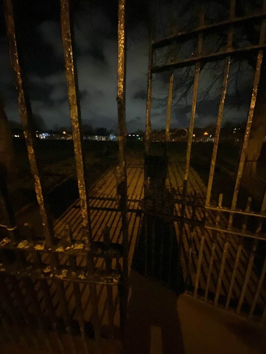 cubistsofa's tweet photo. Spooky gates on tonight’s walk #100daysofwalking round 4! https://t.co/upVe23R2sw