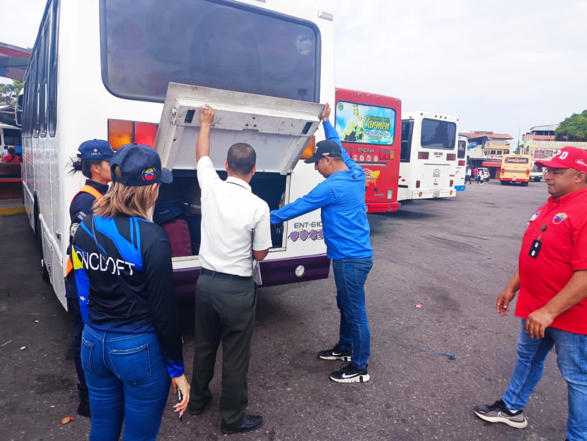 #INTT Barinas, en conjunto con el Frente Preventivo del @MijpVzla, desplegados en el terminal de pasajeros del municipio Barinas, realizan inspección a unidades y orientación de seguridad vial. 
#09Ene 
#SifontesLlegaAlPanteón