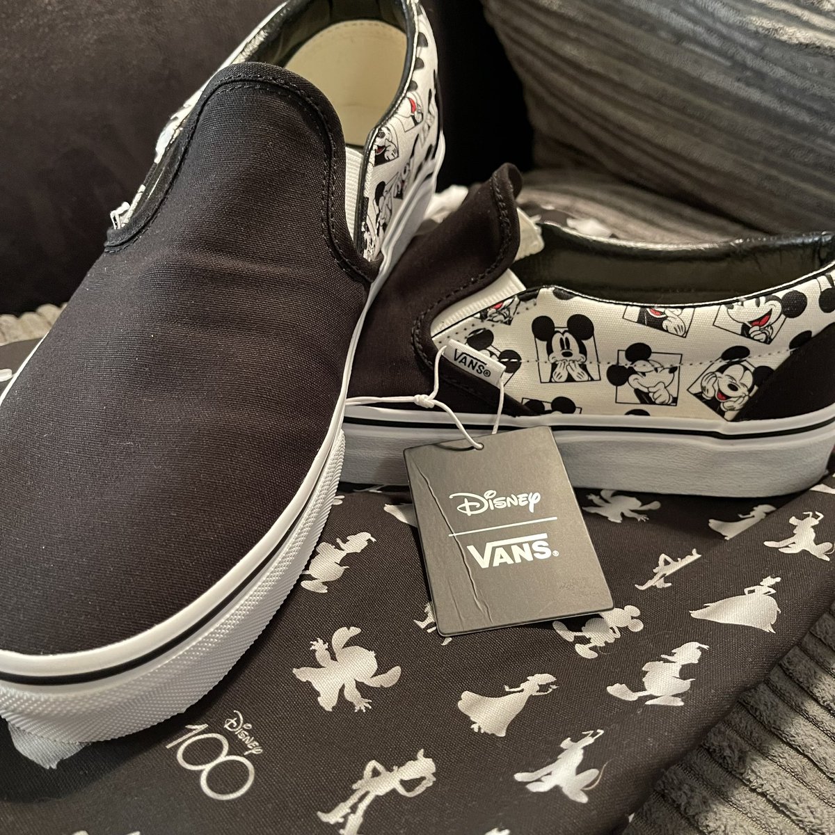 chriswilson32's tweet image. Santa made a late delivery to our house but my god it was worth the wait. #CustomVans #Disney100 #ThankYouSanta