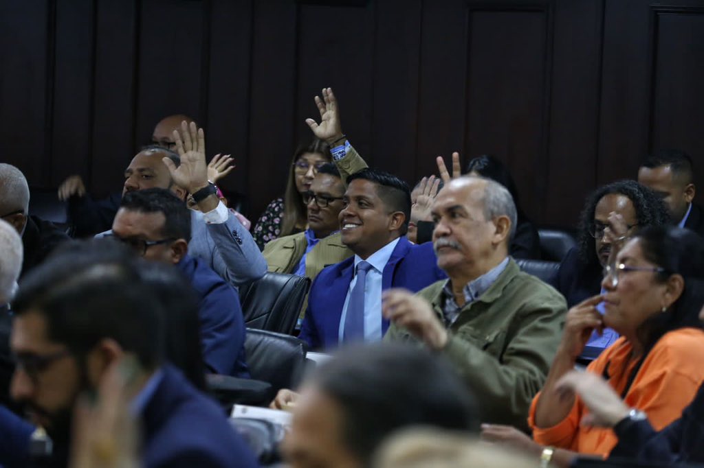 Manueljuventud2's tweet photo. #9Ene Volvimos a sesión para aprobar de manera unánime el Proyecto de Acuerdo, mediante el cual se le conceden los Honores del Panteón Nacional al Héroe de la Patria G/B Domingo Antonio Sifontes y avanzamos con la 2da discusión del Proyecto de Ley Orgánica para la Defensa de la Guayana Esequiba, marco legal que pronto será aprobado por la @Asamblea_Ven #SifontesLlegaAlPanteón