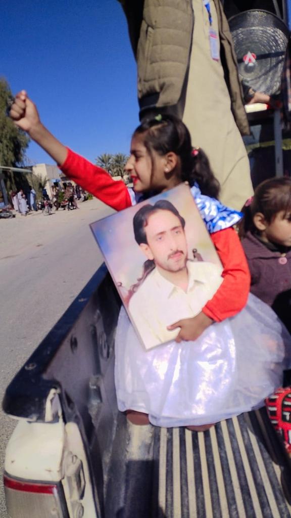 WaseemKifayat8's tweet photo. یہ زویا ظہیر ہے جو میرا چاچا ظہیر بلوچ کی بیٹی ہے جس وقت ظہیر بلوچ کو جبری طور پر لاپتہ کِیا گیا تھا۔زویا کچھ ماہ کی تھی اب 9 سال گزر جانے کے بعد وہ آج بھی ہر ایک پُر امن احتجاج میں شریک ہوتا ہے اور اپنے والد صاحب کے بازیابی کیلئے ریاست سے اپیل کرتے ہیں۔
#ReleaseZaheerAhmed https://t.co/l5yUWpl2Nl