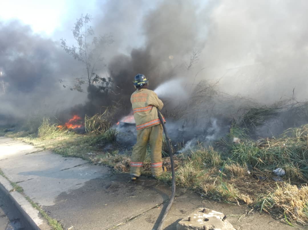 #SNGR/BN *REDAN* : CENTRAL *ZOEDAN*: CARABOBO #atendemos Incendio de vegetación en la zona industrial castillito @leonjura @DGNBEnLinea @CentralReedan @zoedancarabobo @Alc_SanDiego