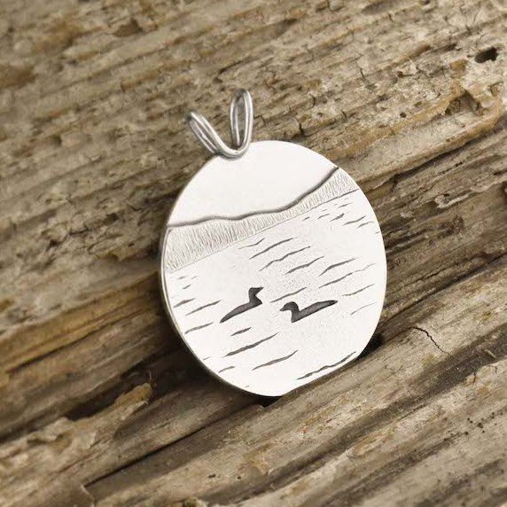 BethMillner's tweet image. 🪶 Loon Love 🪶
Both of the #Loon Lake #pendants are in our #Closeout Sale! 30% off from now until January 17th ❤️ #sterlingsilver #ecofriendlyjewelry 
bethmillner.com/products/loon-…