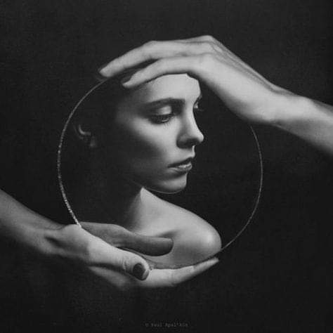"Conocerse a sí mismo no es garantía de felicidad, pero está del lado de la felicidad y puede darnos el coraje para luchar por ella".  
Simone de Beauvoir 
📷Paul Apal’kin