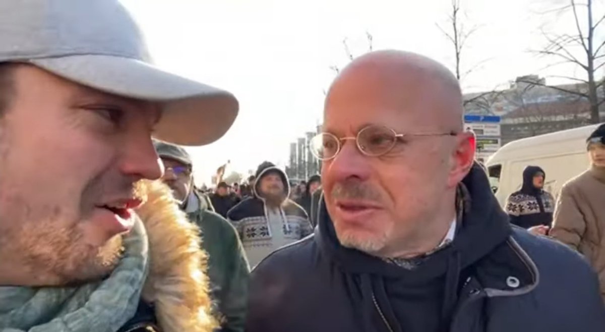 HerrHoert's tweet photo. #Kalbitz und #Weber aka #Weichreite so ziemlich beste Freunde gestern in #Dresden bei der #Quernazi Demo. Man kennt sich, man mag sich. Von wegen #Bauernproteste https://t.co/PB9yDgh6or