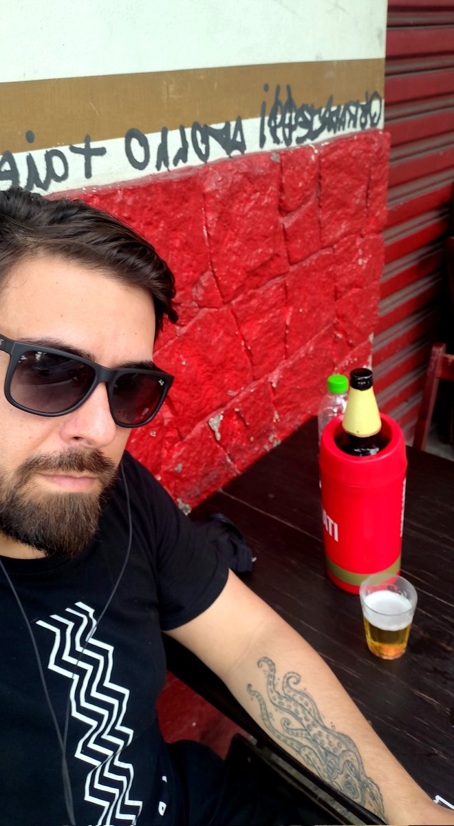 A alegria está nas pequenas coisas
(Litrão de cerveja barata)
