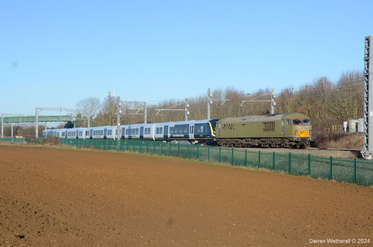 MrDeltic15's tweet image. Still in undercoat, GB Railfreight 69010 drags South Western Railway Arterio 701527 working 5Q20 Derby Litchurch Lane to Eastleigh T&amp;amp;RSMD this morning passing Knuston Farm, Irchester @GBRailfreight @FreightmasterUK @railcamlive @RailwaysToday #Class69 #Class701