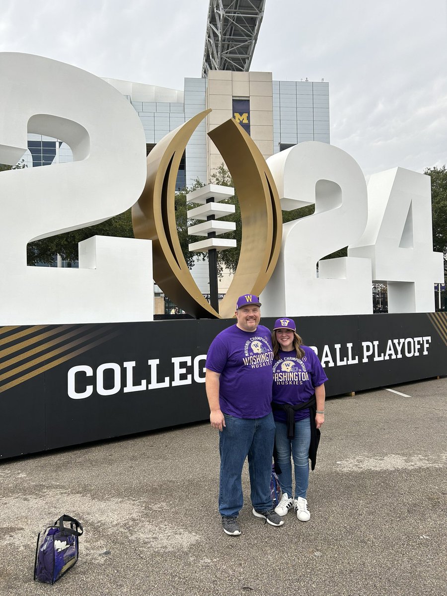 FootballDenes's tweet photo. GO HUSKIES #PurpleReign https://t.co/ytDlRb5okf