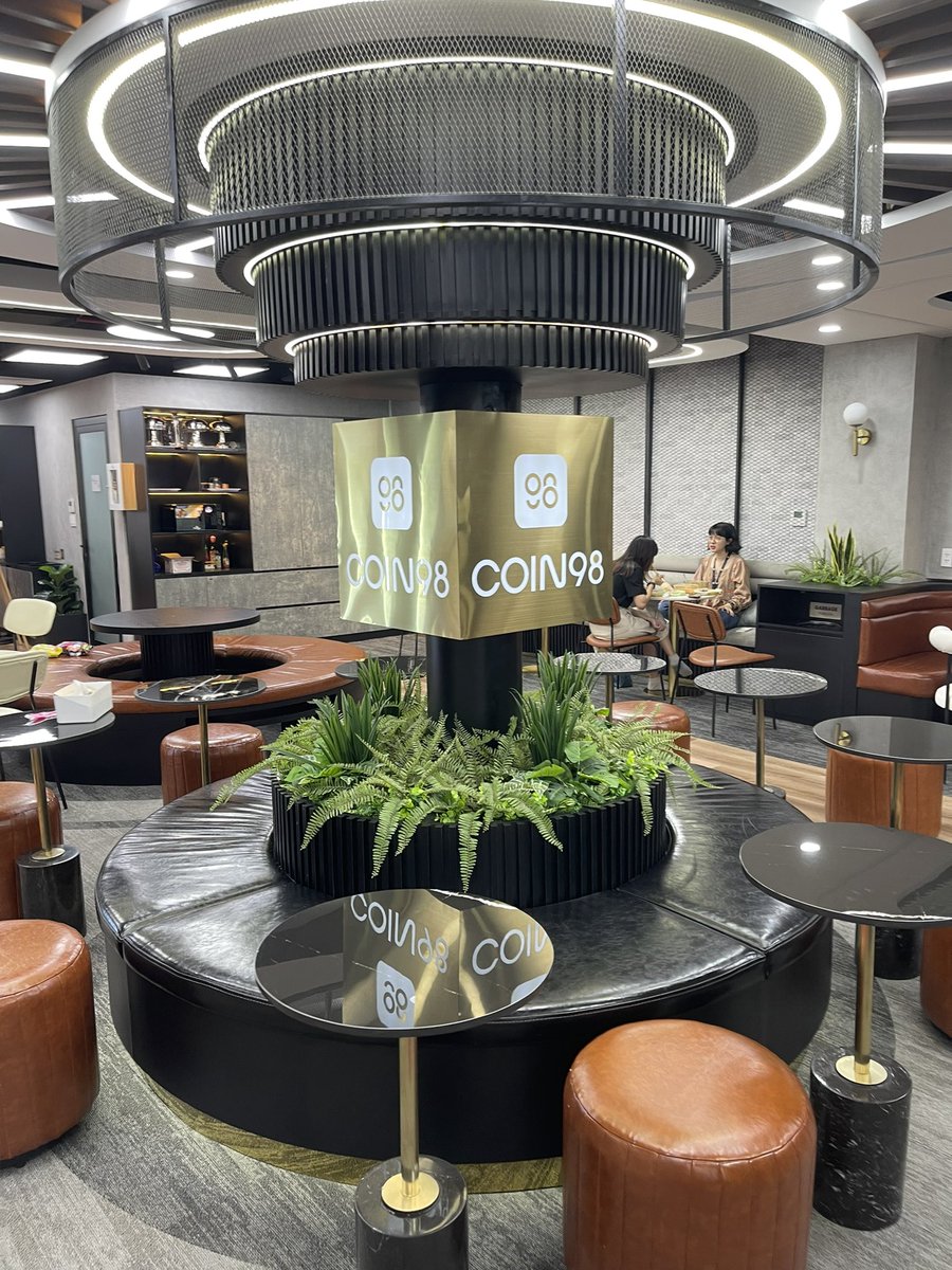 LeonardG_555's tweet photo. Paid a visit to @ninetyeight_hq @coin98_labs today. Nothing but positive vibes emanating from the building itself 💯 

Appreciate the hospitality ser! @imlethanh98 https://t.co/gLWzjgPGtc