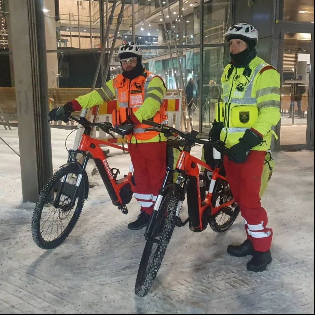 First aid responders in Helsinki🇫🇮 with their first aid e-bikes, on which paramedics can reach people in need in large groups of people better than with ambulances. Naturally also in winter. Bikes are equipped with almost the same equipment as ambulances. 📷by <a href="/stadinbrankkari/">Helsingin kaupungin pelastuslaitos</a> 🫡