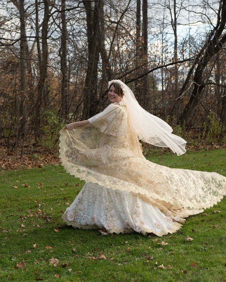 ColleenEldrach1's tweet photo. Kind of a random post, but:  

My wedding dress =

Approximately 
✅  72 hours of labor 
✅  $615+ in materials

For me it was a labor of love, and it turned out perfectly - the way I'd pictured it for years. 🤩

But even at the (low) rate of $15/hour, that would be $1,695. https://t.co/4FREnqwiuP