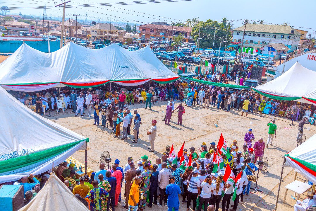 AAdeleke_01's tweet photo. All my appointees must shun corruption and adhere to civil service rule.

Earlier today, I joined other PDP party stakeholders, top officials of our administration and members of our great party for the year 2024 prayer session of the Osun state chapter of the People’s Democratic Party (PDP) at the party secretariat, Òṣogbo. 

In my address, I emphasized the importance of peace and unity among party members and urged every member to put a stop to any act of segregation within the party.