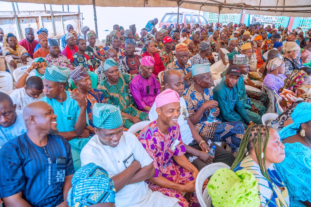 AAdeleke_01's tweet photo. All my appointees must shun corruption and adhere to civil service rule.

Earlier today, I joined other PDP party stakeholders, top officials of our administration and members of our great party for the year 2024 prayer session of the Osun state chapter of the People’s Democratic Party (PDP) at the party secretariat, Òṣogbo. 

In my address, I emphasized the importance of peace and unity among party members and urged every member to put a stop to any act of segregation within the party.
