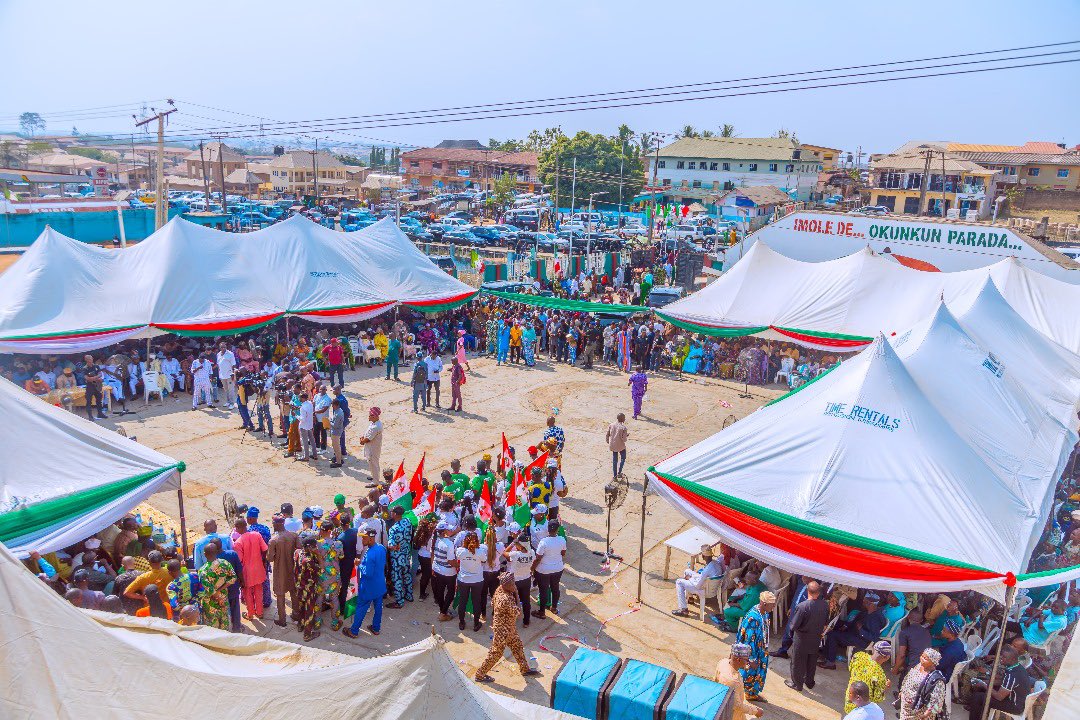 AAdeleke_01's tweet photo. All my appointees must shun corruption and adhere to civil service rule.

Earlier today, I joined other PDP party stakeholders, top officials of our administration and members of our great party for the year 2024 prayer session of the Osun state chapter of the People’s Democratic Party (PDP) at the party secretariat, Òṣogbo. 

In my address, I emphasized the importance of peace and unity among party members and urged every member to put a stop to any act of segregation within the party.