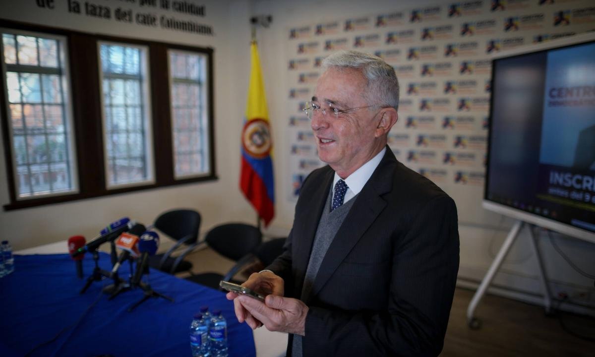 ELTIEMPO's tweet photo. 🔴 Renunció fiscal del caso contra Uribe a pocas horas de límite para tomar decisión clave ▶︎ https://t.co/5LtWMOSLld https://t.co/M4xCZMlatV
