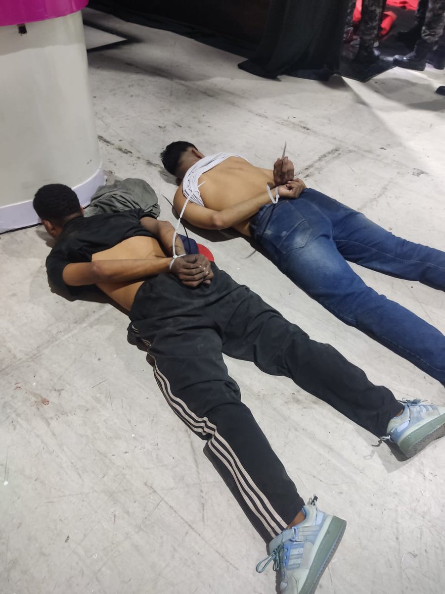 Policía Ecuador (@policiaecuador) on Twitter photo CAPTURADOS
Como resultado de la intervención en <a href="/tctelevision/">TC Televisión</a> #GYE, nuestras unidades policiales hasta el momento logran la aprehensión de varios sujetos e indicios vinculados al ilícito.
Posterior más detalles... CAPTURADOS
Como resultado de la intervención en <a href="/tctelevision/">TC Televisión</a> #GYE, nuestras unidades policiales hasta el momento logran la aprehensión de varios sujetos e indicios vinculados al ilícito.
Posterior más detalles...