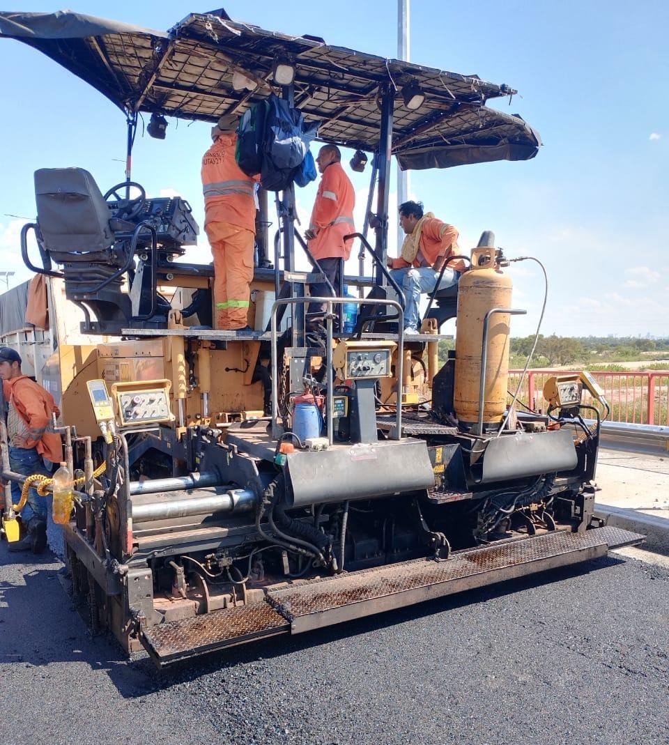 🚧🎆 ¡Feliz Año Nuevo! Tras la pausa, volvemos con más energía para avanzar en nuestros proyectos. 🎉

Actualmente, estamos mejorando la capa asfáltica en la margen derecha, cerca del futuro peaje. Pronto verán grandes avances. 🛣️🚜

¡Un año lleno de logros para todos!