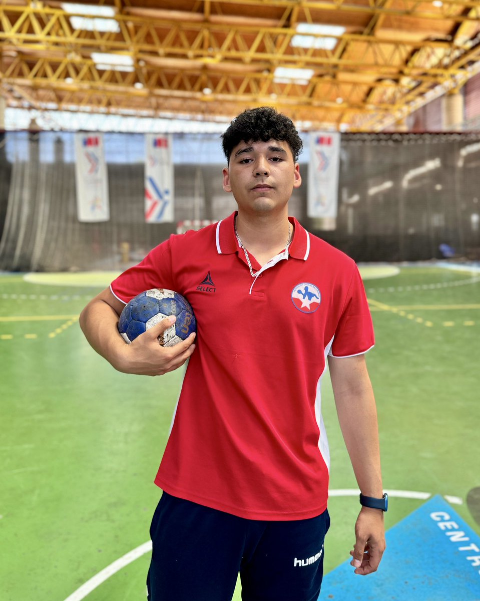 INDChileOficial's tweet photo. IMPRESIONANTE 🤩 Cristóbal Valdés, seleccionado Junior de Balonmano 🤾🏻‍♂️, estudió en el preuniversitario IND para deportistas en el Centro de Alto Rendimiento y sacó 963 puntos en la PAES de matemáticas. Ahora el desafío es doble: representar al Team Chile 🇨🇱 y estudiar medicina 🩺 https://t.co/QM9wOvAinh