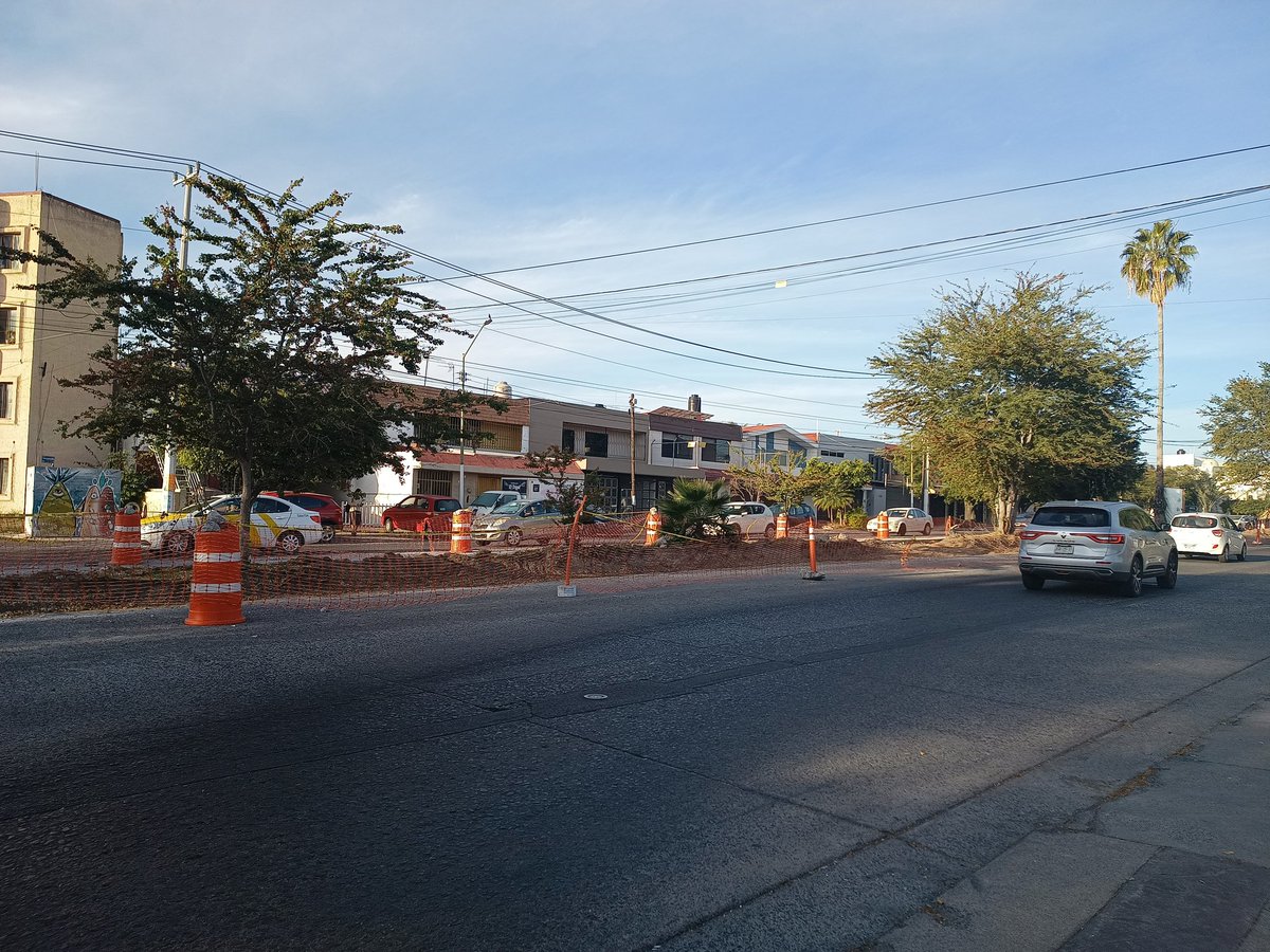adrianalunacruz's tweet photo. La @CEDHJ archiva #queja presentada por los #vecinos de #PaseosDelSol de #Zapopan que consideran violentado su derecho al tránsito seguro, hay 'incompetencia', nos comentó el director de #Quejas, #RogelioPerez. https://t.co/5U2uOYE5zS