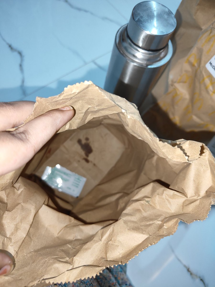 SimranPardeshi2's tweet image. We ordered mcd meal  from paytm ondc, we received the order but the items in the order were missing @Paytmcare @PaytmSeONDC 
We called the merchant, he says complaint on the app from where you ordered.