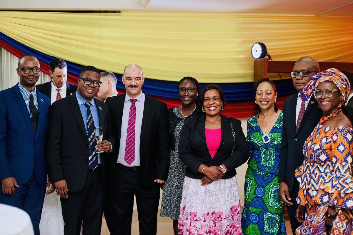 DanielGarcesC1's tweet photo. Desde nuestra llegada a la embajada de Colombia en Ghana, hemos asumido con gran responsabilidad y compromiso la misión de fortalecer las relaciones bilaterales entre Ghana, el Occidente Africano y Colombia. Como embajador, nuestra función es ser el puente que une dos culturas, dos economías y dos pueblos con historias y aspiraciones globales.

Nuestro objetivo es construir una relación sólida y duradera basada en el respeto mutuo, la cooperación y el entendimiento. 

Trabajamos incansablemente para promover los intereses de Colombia, al mismo tiempo que buscamos oportunidades para un intercambio cultural y económico beneficioso.

El 2023 fue un año arduo de mucho trabajo, que con resultados demostramos que estas dos naciones están para grandes escenarios. Desde la @EmbColGhana logramos:

✅ Visita oficial de la Sra. Vicepresidente, @FranciaMarquezM, a la República de Ghana

✅ La República de Ghana converge con la República de Kenia y la República de Colombia en la propuesta de la creación del grupo de expertos sobre la deuda, el clima y la naturaleza

✅ La República de Ghana y la República de Colombia firmaron un Memorando de Entendimiento sobre Educación, Bilingüismo, Innovación, Ciencia y Tecnología

✅ Ghana abrirá una misión diplomática en Colombia

✅ Misión comercial institucional, Ghana-Colombia-Ghana

✅ Gestiones para la visita de Estado entre los presidentes de Ghana y Colombia en el primer trimestre de 2024

✅ Ghana trabajará con Colombia en las incidencias del Consejo de Seguridad de las Naciones Unidas, y acordarán con Colombia, un mecanismo para apoyo mutuo en las postulaciones al comité de Derechos Humanos de las Naciones Unidas y otros mecanismos

✅ Avanzar en las Consultas Políticas para elevar el nivel de la relación para el beneficio mutuo

¡Desde el gobierno del cambio, en cabeza del Sr. Presidente, @petrogustavo, de la Sra. Vicepresidente, @FranciaMarquezM, y del Sr. Canciller, @AlvaroLeyva, esta @EmbColGhana está al servicio de los colombianos residentes en Ghana y África Occidental! 🇬🇭🇨🇴