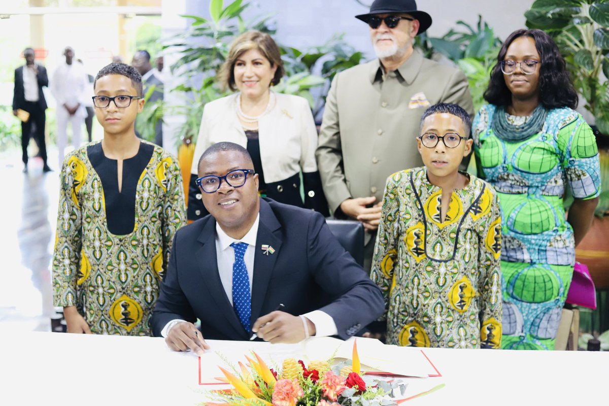 DanielGarcesC1's tweet photo. Desde nuestra llegada a la embajada de Colombia en Ghana, hemos asumido con gran responsabilidad y compromiso la misión de fortalecer las relaciones bilaterales entre Ghana, el Occidente Africano y Colombia. Como embajador, nuestra función es ser el puente que une dos culturas, dos economías y dos pueblos con historias y aspiraciones globales.

Nuestro objetivo es construir una relación sólida y duradera basada en el respeto mutuo, la cooperación y el entendimiento. 

Trabajamos incansablemente para promover los intereses de Colombia, al mismo tiempo que buscamos oportunidades para un intercambio cultural y económico beneficioso.

El 2023 fue un año arduo de mucho trabajo, que con resultados demostramos que estas dos naciones están para grandes escenarios. Desde la @EmbColGhana logramos:

✅ Visita oficial de la Sra. Vicepresidente, @FranciaMarquezM, a la República de Ghana

✅ La República de Ghana converge con la República de Kenia y la República de Colombia en la propuesta de la creación del grupo de expertos sobre la deuda, el clima y la naturaleza

✅ La República de Ghana y la República de Colombia firmaron un Memorando de Entendimiento sobre Educación, Bilingüismo, Innovación, Ciencia y Tecnología

✅ Ghana abrirá una misión diplomática en Colombia

✅ Misión comercial institucional, Ghana-Colombia-Ghana

✅ Gestiones para la visita de Estado entre los presidentes de Ghana y Colombia en el primer trimestre de 2024

✅ Ghana trabajará con Colombia en las incidencias del Consejo de Seguridad de las Naciones Unidas, y acordarán con Colombia, un mecanismo para apoyo mutuo en las postulaciones al comité de Derechos Humanos de las Naciones Unidas y otros mecanismos

✅ Avanzar en las Consultas Políticas para elevar el nivel de la relación para el beneficio mutuo

¡Desde el gobierno del cambio, en cabeza del Sr. Presidente, @petrogustavo, de la Sra. Vicepresidente, @FranciaMarquezM, y del Sr. Canciller, @AlvaroLeyva, esta @EmbColGhana está al servicio de los colombianos residentes en Ghana y África Occidental! 🇬🇭🇨🇴