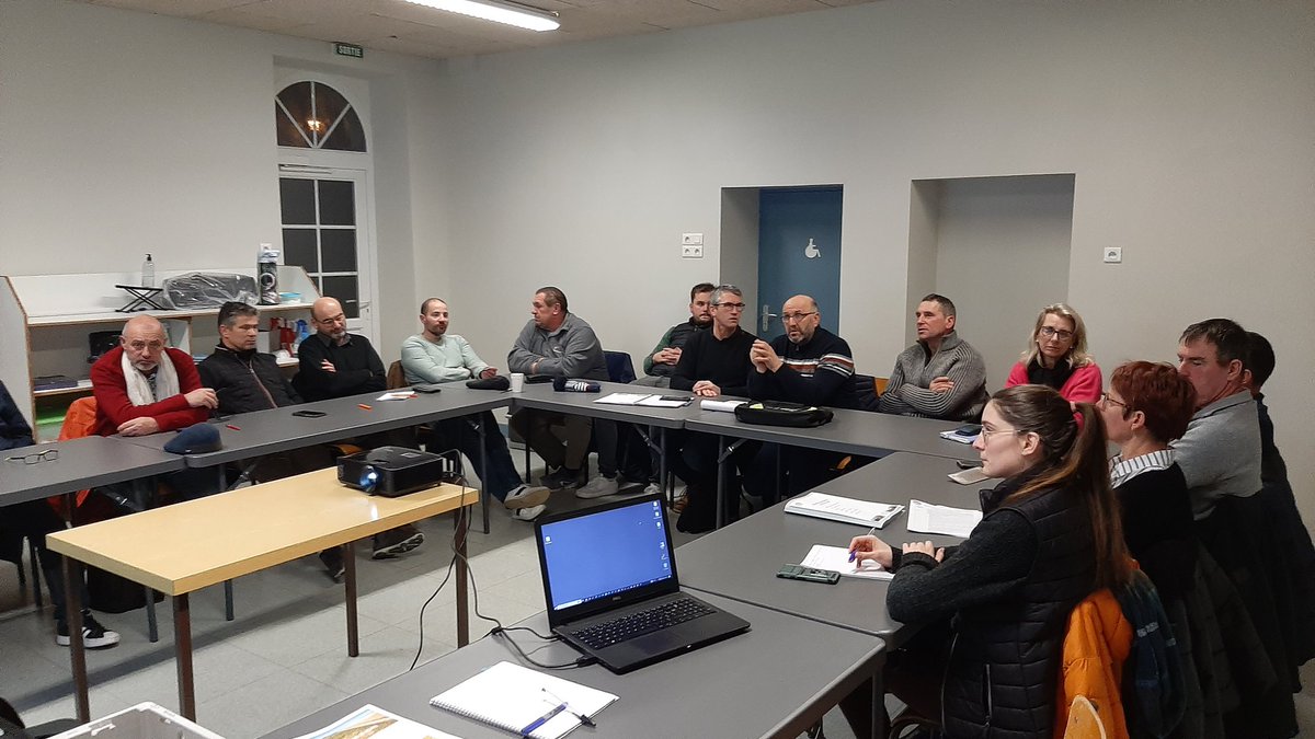 fdsea53's tweet photo. Ce soir c'est également la réunion des cantons de #Argentré et #Montsurs. On y aborde la nouvelle complémentaire santé pour les actifs mise en place par la #FDSEA53, mais aussi la question des dérogations d 'épandage et la gestion des prairies permanentes pour l'année à venir. https://t.co/6LJi5G015a