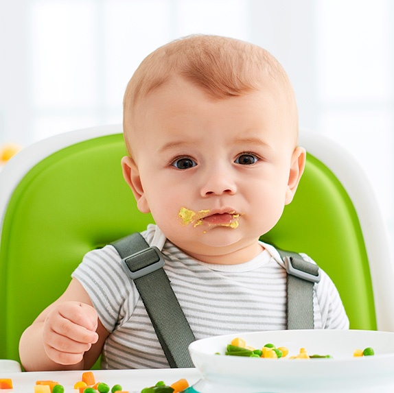 Messy eater causing mealtime stress? Check out our messy eater survival guide for our tips on how to make mealtimes easier for you and baby at the link in our bio! What are some of your best mealtime tips? Share them in the comments below to help out other parents!   #OXOBetter