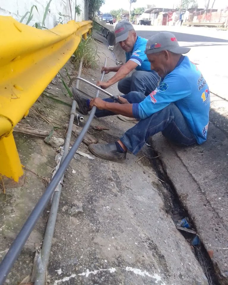 hidroven_ve's tweet photo. #Brippas instaló 12 m de tubería en el sector Barrio Nuevo , parroquia Caucaguita para garantizar el servicio de #AguaPotable a 120 familias,  estos trabajos se ejecutaron gracias al reporte realizado a  través de la #Venapp #1x10delbuengobierno
@NicolasMaduro @RMarcoTorres https://t.co/6OPwO4A0LS