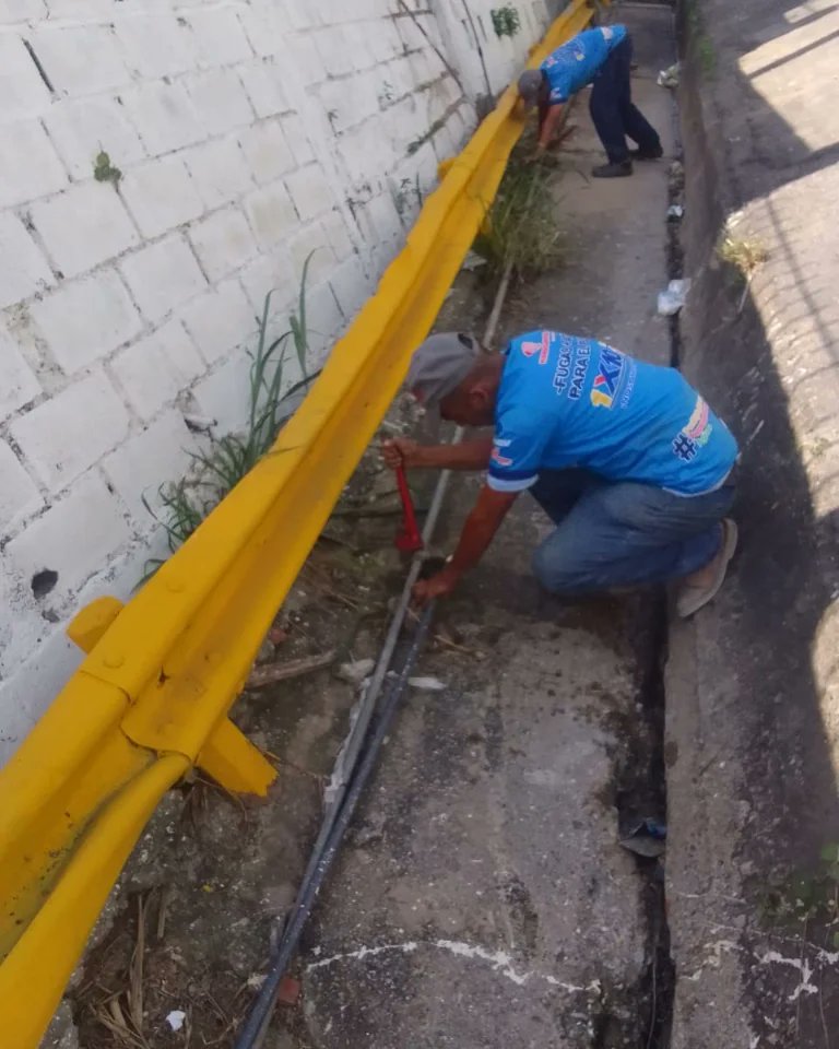 hidroven_ve's tweet photo. #Brippas instaló 12 m de tubería en el sector Barrio Nuevo , parroquia Caucaguita para garantizar el servicio de #AguaPotable a 120 familias,  estos trabajos se ejecutaron gracias al reporte realizado a  través de la #Venapp #1x10delbuengobierno
@NicolasMaduro @RMarcoTorres https://t.co/6OPwO4A0LS