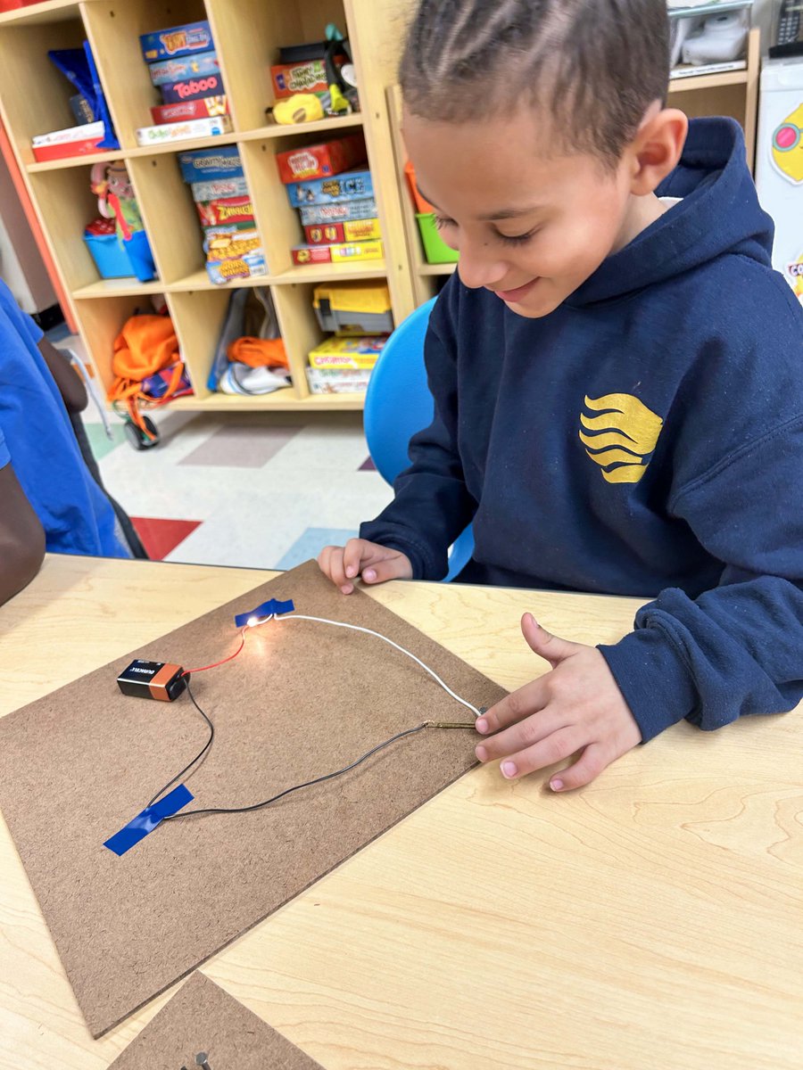 HFH_NYC's tweet photo. The #ProspectPanthers lit up the room in a recent electrical workshop w/ @ToolsNTiaras.💡 The kids learned about the basics of electricity &amp; put their skills to the test by wiring a functional lightbulb. The future is looking bright for these young engineers! #Bronx #Afterschool https://t.co/GZTs80SiRC
