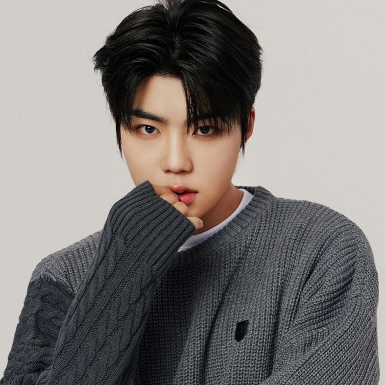 Koreaboo's tweet photo. Happy Birthday to ZEROBASEONE’s ace performer, Gunwook! 
You have stolen our hearts with your kindness and continue to make us smile everyday. We can’t wait to show you how special you are today, and you deserve all the love in the world ❤️
OUR MIRACLE GUNWOOK DAY
#어라라_건욱이몇살_거뉴기20쨜
#찬란하게_빛날_건욱이의_스물
#AceofStarsGunwook