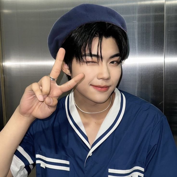 Koreaboo's tweet photo. Happy Birthday to ZEROBASEONE’s ace performer, Gunwook! 
You have stolen our hearts with your kindness and continue to make us smile everyday. We can’t wait to show you how special you are today, and you deserve all the love in the world ❤️
OUR MIRACLE GUNWOOK DAY
#어라라_건욱이몇살_거뉴기20쨜
#찬란하게_빛날_건욱이의_스물
#AceofStarsGunwook