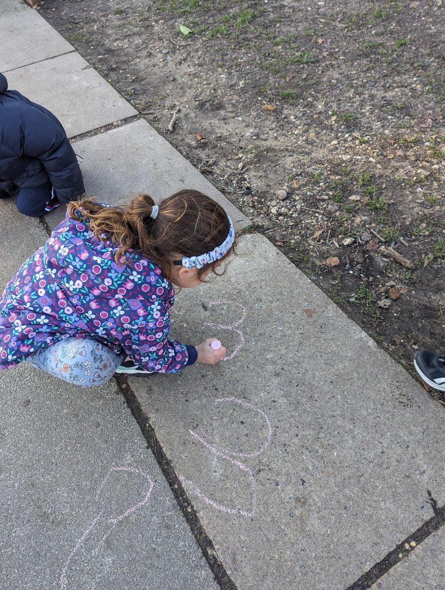 Danesfield_Pre's tweet photo. In Maths we are learning all about number 3! Today went went on a hunt in the woods to find 3 objects ( leaves, sticks or stones) after that we practiced writing number 3 with chalk…they were brilliant!! ❤️🌟3️⃣@DanesfieldSchl https://t.co/W2QRqmJepq