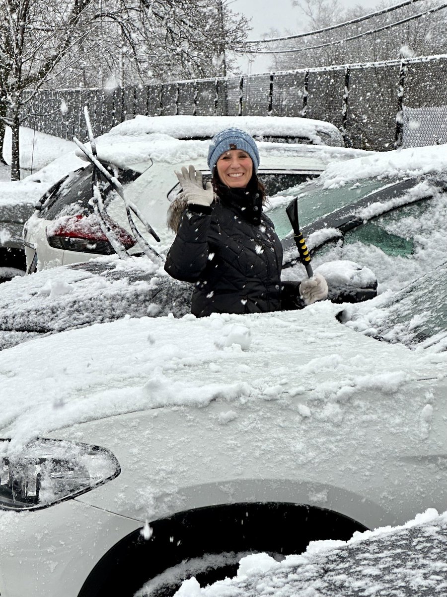 And the kindness award goes to…⁦<a href="/LNaumowicz/">Lori Naumowicz</a>⁩ for cleaning off teacher cars! ⁦<a href="/ahsd25/">ArlingtonHeightsSD25</a>⁩ ⁦<a href="/AHSD25Thomas/">Thomas Middle School</a>⁩ ❄️ ❤️