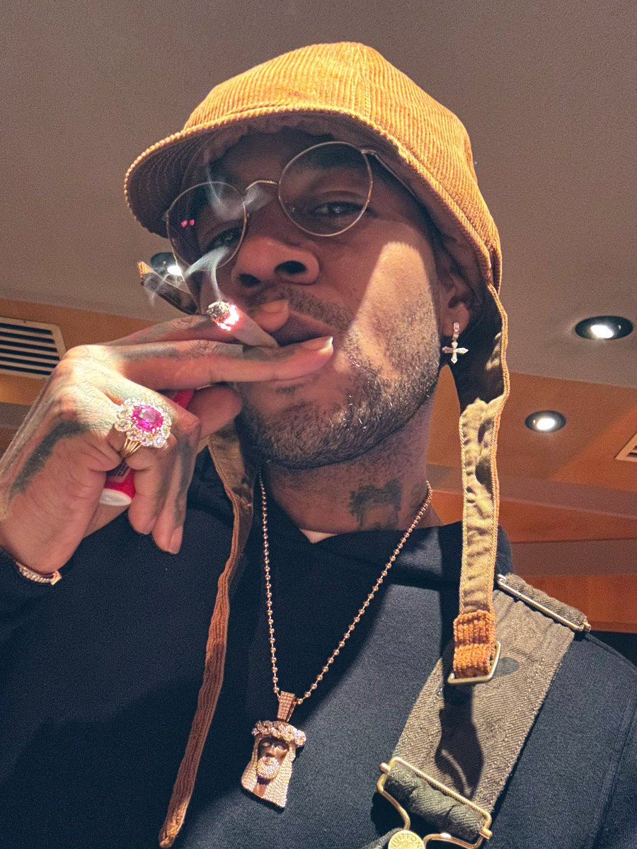 HipHopHubOG's tweet image. Kid Cudi’s top 5 albums @KiDCuDi 

1. Man On The Moon
2. Man On The Moon II
3. KIDS SEE GHOSTS 
4. Man On The Moon III
5. Indicud